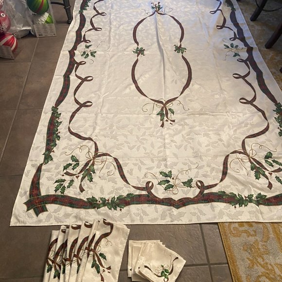 Lenox Holiday Damask Christmas Tablecloth 1 L X 56 W 8 Dinner